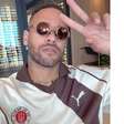 Neymar Jr. exibe visual com óculos usado por Brad Pitt e joias de mais de 189 mil