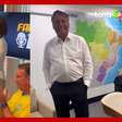Bolsonaro faz live para comemorar aniversário e ganha bolo em formato de capacete de Michelle