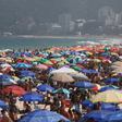 Verão mais seco e intenso dos últimos anos aumentou a atuação dos bombeiros em praias do Rio