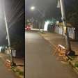 Poste de energia quase caindo preocupa moradores em Porto Alegre
