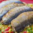 Sardinha ao molho com farofa colorida: aprenda a fazer o prato suculento