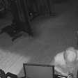 Homem invade academia e furta bomba d'água em frente a delegacia no Rio