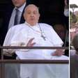 Papa Francisco reaparece ao receber alta hospitalar após 40 dias internado