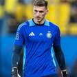 Bento se diz pronto para titularidade na Seleção e relembra estreia pelo Athletico-PR
