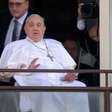 Papa Francisco recebe alta após quase 40 dias internado e faz primeira aparição aos fiéis