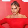 Deborah Secco lança sex toys com look vermelho de R$ 10,7 mil