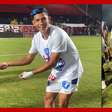 Jogadores do Bahia jogam milho no gramado do Barradão em provocação ao Vitória após título estadual
