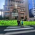 Torcedores do Coritiba protestam em frente a sede da Treecorp, em São Paulo