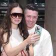 Adriana Lima desembarca no Brasil com aerolook off-white total