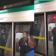 Mulher tenta embarcar durante o fechamento das portas e fica presa em metrô de SP; veja vídeo