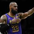 LeBron James tem primeiro tempo sem pontuar, mas brilha no final e garante vitória para os Lakers