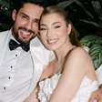 Ex-BBB Bil Araújo e Adriana Yanca celebram casamento após 1 ano juntos