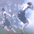 Torcida do Corinthians quase acerta próprio jogador com fogos na Arena