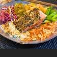 Salada asiática com salmão: leve, gostosa, linda e fácil
