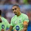 Vídeo: Raphinha se irrita com árbitro de jogo do Barcelona e é contido por técnico