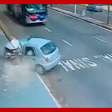 Mulher bate carro em poste após fugir de blitz policial no interior de SP
