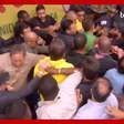 Bolsonaro enfrenta empurra-empurra para chegar a carro de som em ato por anistia na Avenida Paulista