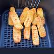 Mandioca na airfryer com 3 ingredientes: cremosa e crocante