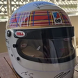 F1: Schumacher assina capacete com apoio da esposa