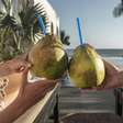 Quem tem pressão alta pode tomar água de coco?
