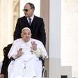 Com aparência frágil, papa Francisco faz aparição inesperada no Vaticano