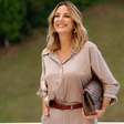 Ticiane Pinheiro ensina truque de styling simples com bolsa
