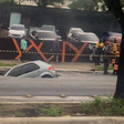 Carro é engolido por buraco em avenida movimentada da Zona Leste de SP