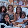 Internada, Preta Gil renova forças com visita de Bela Gil e familiares