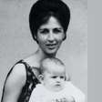 Nascida em 1963, essa bebê fofa no colo da mãe não imaginava que teria muitos 'súditos'; há pouco tempo revelou doença crônica e mudou a aparência. Reconhece?