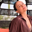 Larissa Manoela prova elegância de look todo marrom