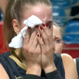 Jogadora de vôlei deixa quadra chorando após levar bolada de brasileira na Turquia