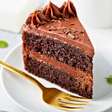 Bolo de Páscoa chocolatudo e fofinho: conquista no 1º pedaço