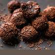 Brigadeiro sem leite com cacau e aveia: cremoso e sem culpa