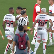 Jogadores do São Paulo discutem no gramado após empate contra o Botafogo