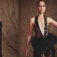 Camila Pitanga elege vestido de grife britânica de mais de 15 mil para estreia de novela