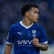 Atacante brasileiro dá assistência em vitória do Al-Hilal e destaca: 'Estamos na briga'
