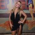 Errou? Bruna Griphao vai a evento de 'Dona de Mim' com vestido inusitado e sai do dress code