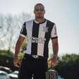 Zagueiro da Premier League vai ao treino com camisa do Corinthians
