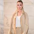 De surpresa, Anne Hathaway surge deslumbrante em desfile da Ralph Lauren em NY