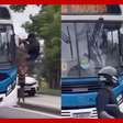 Homem invade ônibus pela janela, agride motorista e assume direção do veículo no RJ