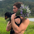 Sem camisa, João Guilherme curte dia no campo ao lado de cachorro que adotou com Bruna Marquezine