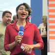 Jornalista tem crise de riso ao aparecer na rua e no estúdio ao mesmo tempo e viraliza: 'Multitarefas, bebê'