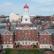 Como Harvard se tornou a universidade mais rica do mundo e sua fortuna lhe permite resistir à pressão de Trump