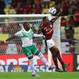 Alex Sandro sofre lesão na coxa e vira desfalque do Flamengo contra o Vasco