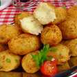 Bolinho de bacalhau recheado: receita melhor que a tradicional