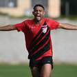 Atacante vira herói na estreia do Athletico-PR em torneio na Europa: "Faro de gol"
