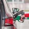Enquanto o petróleo despenca, algo chamativo acontece nos postos de gasolina: os preços não estão caindo