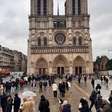 Catedral de Notre-Dame recebe fiéis na Páscoa e tem falsa ameaça de atentado