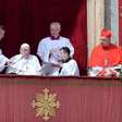 Papa Francisco faz aparição neste Domingo de Páscoa e abençoa multidão