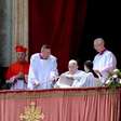 Papa aparece no Vaticano e deseja 'boa Páscoa' a fiéis